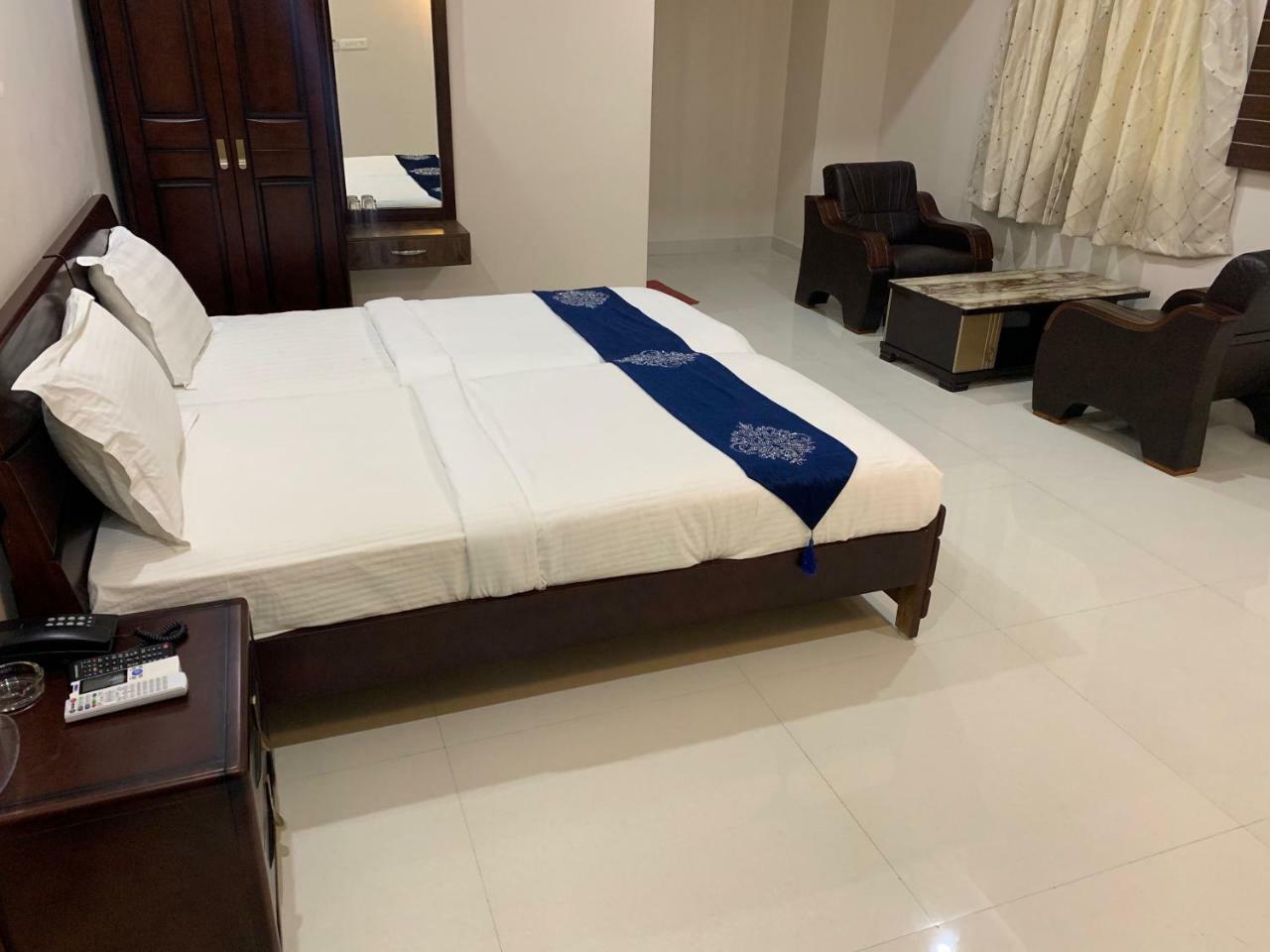 Отель Jnr Grand Madanapalle Экстерьер фото